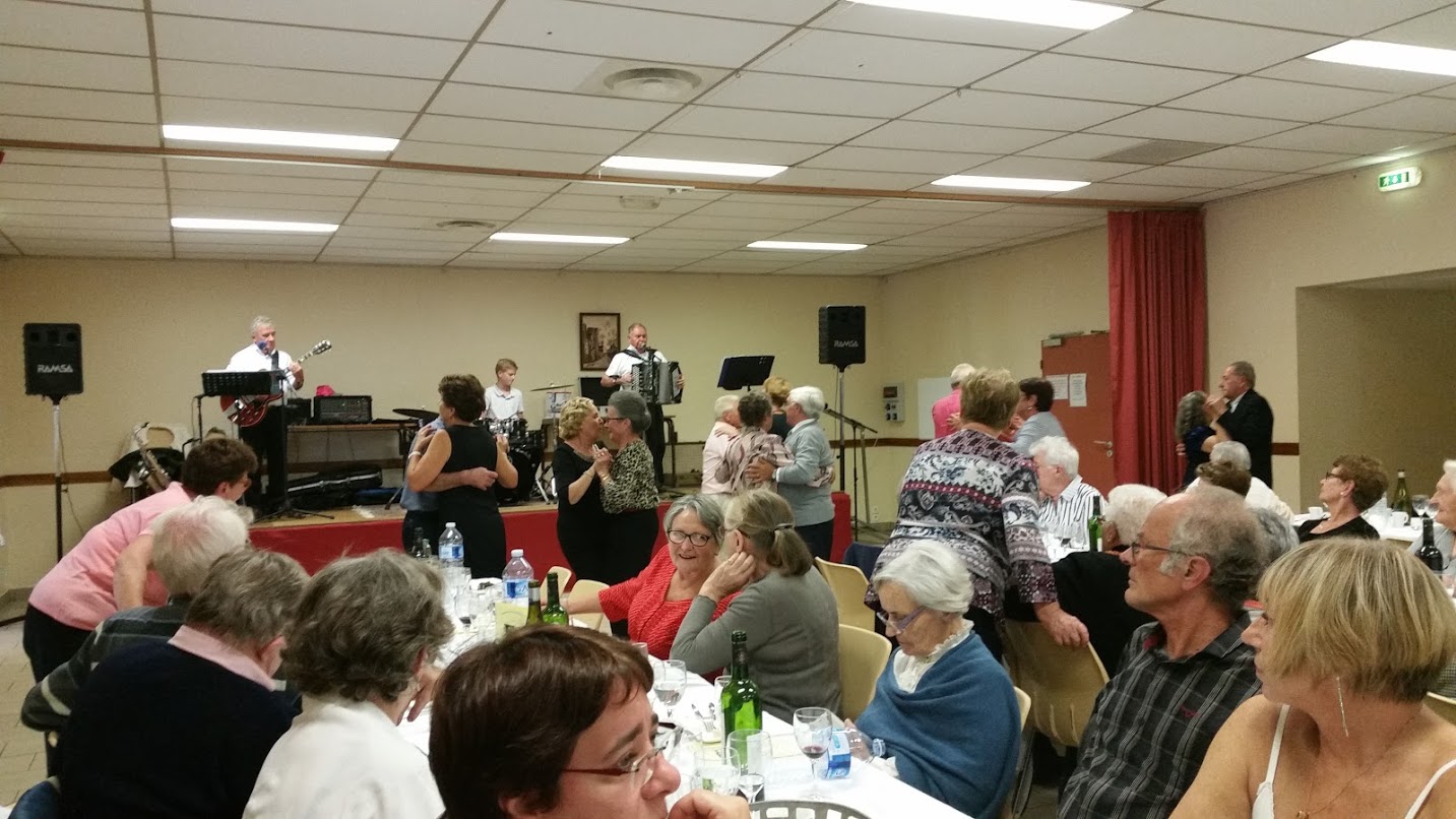 Ambiance festive lors du repas des aînés Ambiance festive lors du repas des aînés