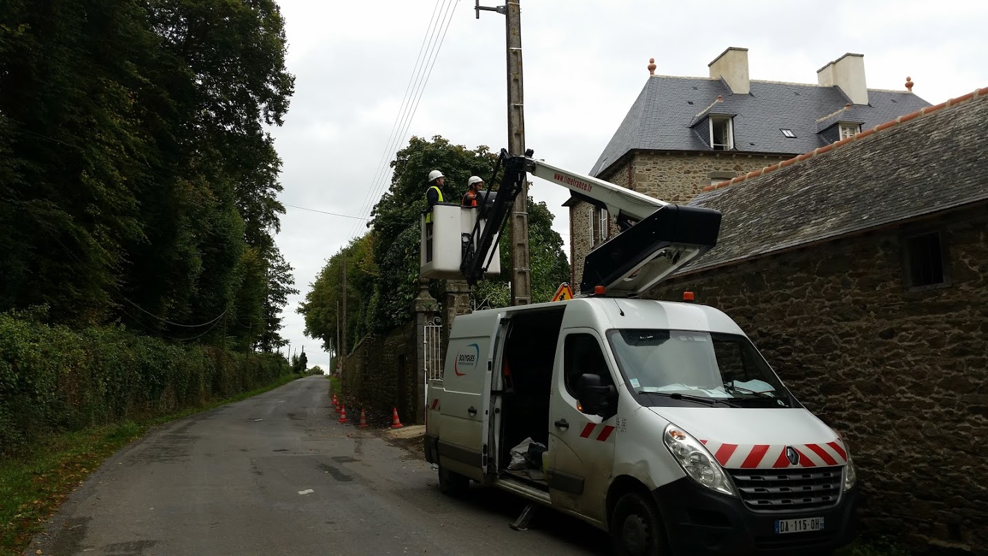 Installation de l’éclairage public route de Bonaban Installation de l’éclairage public route de Bonaban
