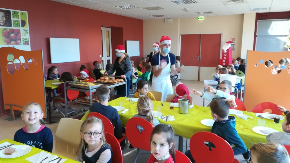 Repas de Noël au restaurant scolaire Repas de Noël au restaurant scolaire
