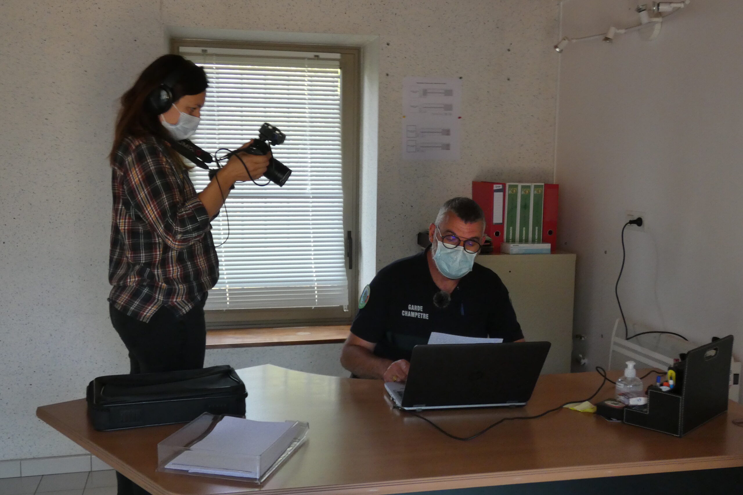 L’ arrivée du Garde Champêtre attise la curiosité des journalistes.